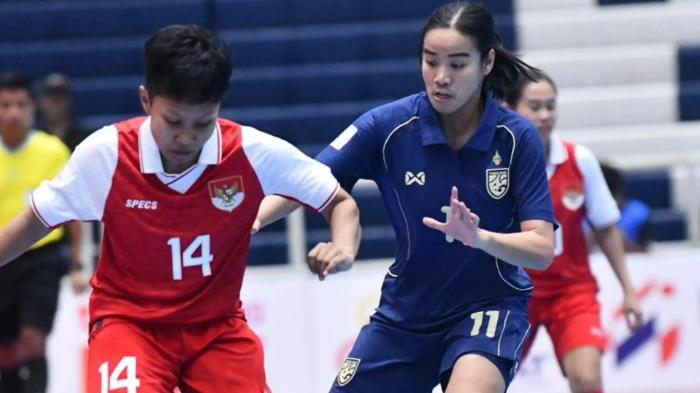 BERDUEL - Pivot Timnas Futsal Putri Indonesia, Nisma Francida (kiri) saat berduel melawan pemain Thailand pada laga perdana Grup A Piala AFF Futsal 2026 Putri yang berlangsung di Terminal21 Korat, Nakhon Ratchasima, Selasa (24/2) malam WIB.