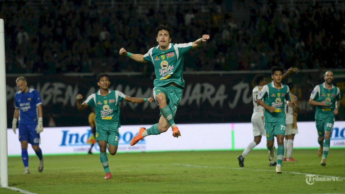 DITAHAN IMBANG - Pemain Persebaya Rivera (kanan) melakukan selebrasi usai mencetak gol ke kandang Dewa United Banten FC yang dijaga Stevens pada pertandingan yang berlangsung di Stadion Gelora Bung Tomo (GBT) Surabaya, Minggu (1/2/2026). Pada laga BRI Super League pekan #19 ini skor pertandingan berakhir dengan kedudukan 1-1. (SURYA/HABIBUR ROHMAN)