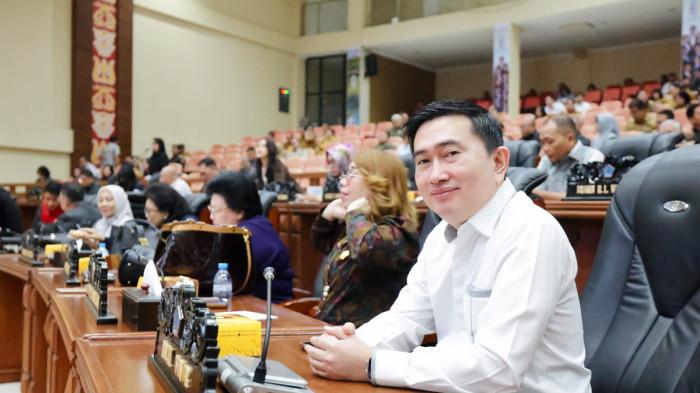 PUJIAN - Ketua Fraksi PDIP DPRD Sulawesi Utara, Rocky Wowor, melontarkan pujian kepada Gubernur Sulawesi Utara, Yulius Selvanus Komaling (YSK), usai disahkannya Peraturan Daerah (Perda) Rencana Tata Ruang Wilayah (RTRW) Sulut 2025-2045.