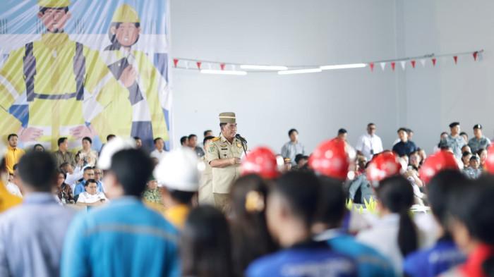 APEL: Gubernur Sulawesi Utara, Yulius Selvanus Komaling (YSK) memimpin Apel Bulan Keselamatan dan Kesehatan Kerja (K3) Nasional yang digelar di kawasan Pelindo Bitung, Rabu (25/2/2026)