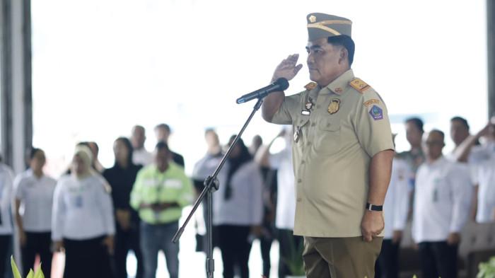 APEL: Gubernur Sulawesi Utara, Yulius Selvanus Komaling (YSK) memimpin Apel Bulan Keselamatan dan Kesehatan Kerja (K3) Nasional yang digelar di kawasan Pelindo Bitung, Rabu (25/2/2026)
