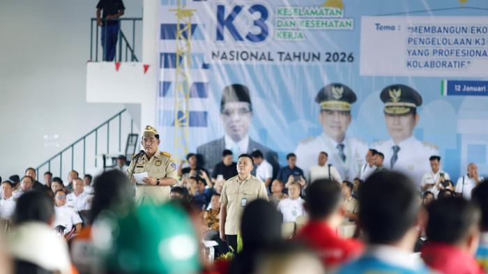 APEL: Gubernur Sulawesi Utara, Yulius Selvanus Komaling (YSK) memimpin Apel Bulan Keselamatan dan Kesehatan Kerja (K3) Nasional yang digelar di kawasan Pelindo Bitung, Rabu (25/2/2026)