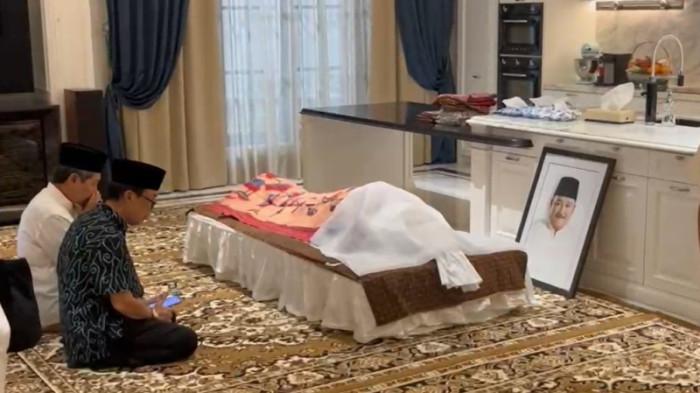 PELAYAT BERDATANGAN - Jenazah Alex Noerdin tiba di kediaman Dodi Reza Alex Noerdin yang berlokasi di Jalan Martimbang II, No 5, Kebayoran Baru, Jakarta Selatan, Rabu (25/2/2026) pukul 16.39 WIB. Tampak sejumlah pelayat berdatangan dan membaca doa untuk almarhum.