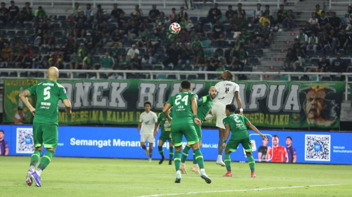 PSM MAKASSAR – Bek PSM Makassar Yuran Fernandes duel dengan gelandang Persebaya Surabaya Milos Raickovic pada pekan 23 Super League 2025/2026 di Stadion Gelora Bung Tomo (GBT), Kota Surabaya, Jawa Timur (Jatim), Rabu (25/2/2026). PSM Makassar tertinggal 0-1 dari Persebaya hingga menit 70.
