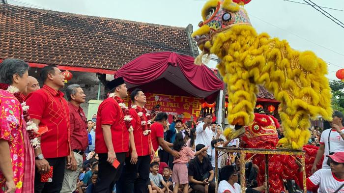 ATRAKSI - Barongsai melakukan atraksi di depan bupati dan wakil bupati Jepara dalam pembukaan Festival Imlek 2026, Rabu (25/2/2026). Kawasan Pecinan bakal disulap jadi destinasi wisata baru berbasis wisata urban. 