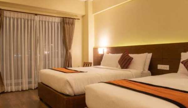 परंतु तुमच्यासोबत एखादी महिला असेल तर अनेकदा हॉटेलमधील कर्मचारी तुम्हाला राहण्यासाठी मनाई करतात. परंतु तुमच्याकडे एक कागदपत्र असेल तर हॉटेलचा मालकदेखील तुम्हाला रुम देण्यासाठी मनाई करू शकत नाही. 