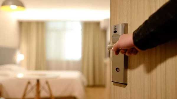 परंतु कोणतीही कायदेशीर समस्या निर्माण होऊ नये म्हणूनही हॉटेलचा मालक रुम देण्यास नकार देऊ शकतो. परंतु योग्य ओळखपत्र तुम्ही सज्ञान असल्याचा पुरावा तुमच्याकडे असेल तर अनेकदा तुम्हाला राहण्यासाठी रुम दिली जाते.    