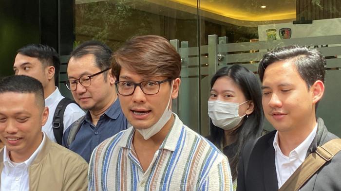 PELANGGARAN HAK CIPTA  - Rizky Billar dan tim kuasa hukumnya ketika ditemui di Gedung Direktorat Reserse Kriminal Khusus Polda Metro Jaya, Jakarta, Rabu (25/2/2025). Rizky mewakili istrinya menjalani pemeriksaan, dimana Lesti Kejora dianggap tidak ditemukan unsur pidana dalam kasus dugaan pelanggaran hak cipta.