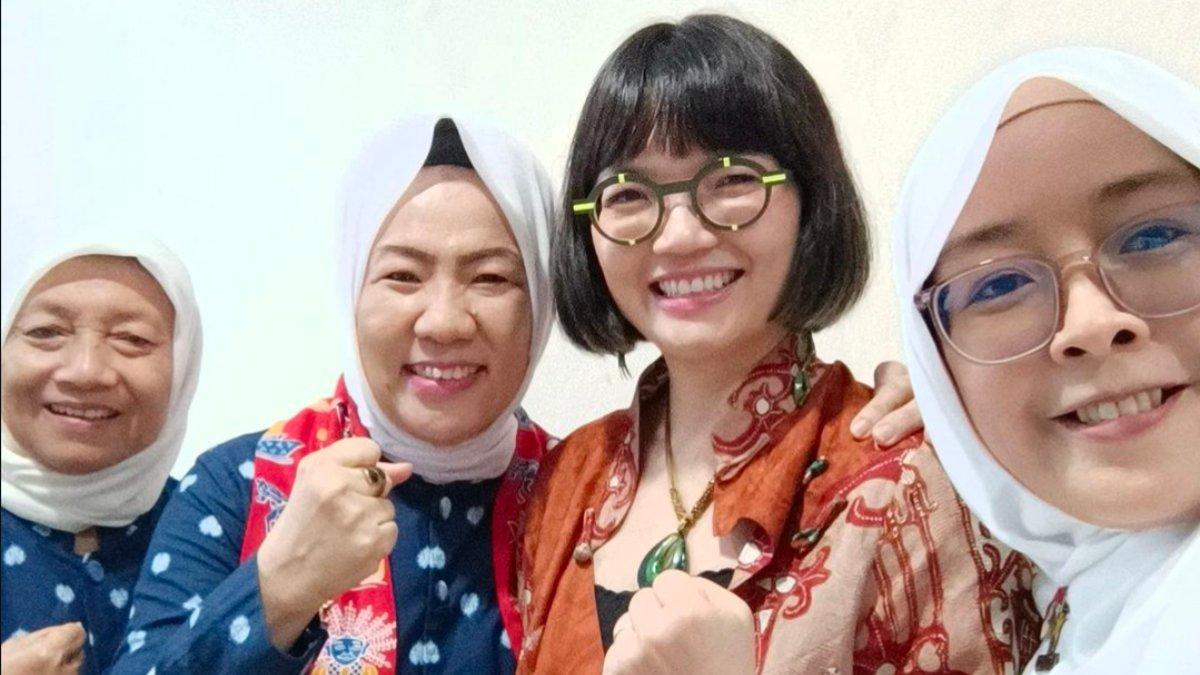 Potret terbaru Stella Christie (dua dari kanan).