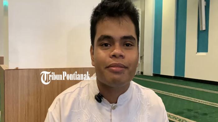 MARBOT MASJID - Muhammad Ramadhan Shafiq (23) saat diwawancarai di Masjid Saiful Islam Pontianak, Jalan Tabrani Ahmad No.2, Sungai Jawi Dalam, Kecamatan Pontianak Barat, Kota Pontianak, Provinsi Kalbar, Rabu 25 Februari 2026.