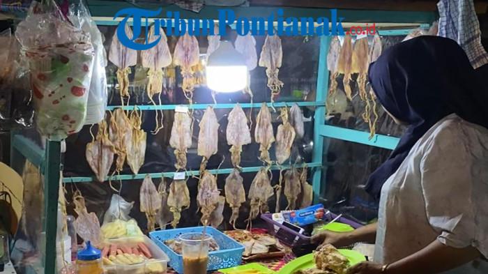 KULINER SOTONG - Kak Ipit tengah melayani pembeli sotong pangkong yang dijualnya di Lapak Jalan Merdeka, Pontianak.