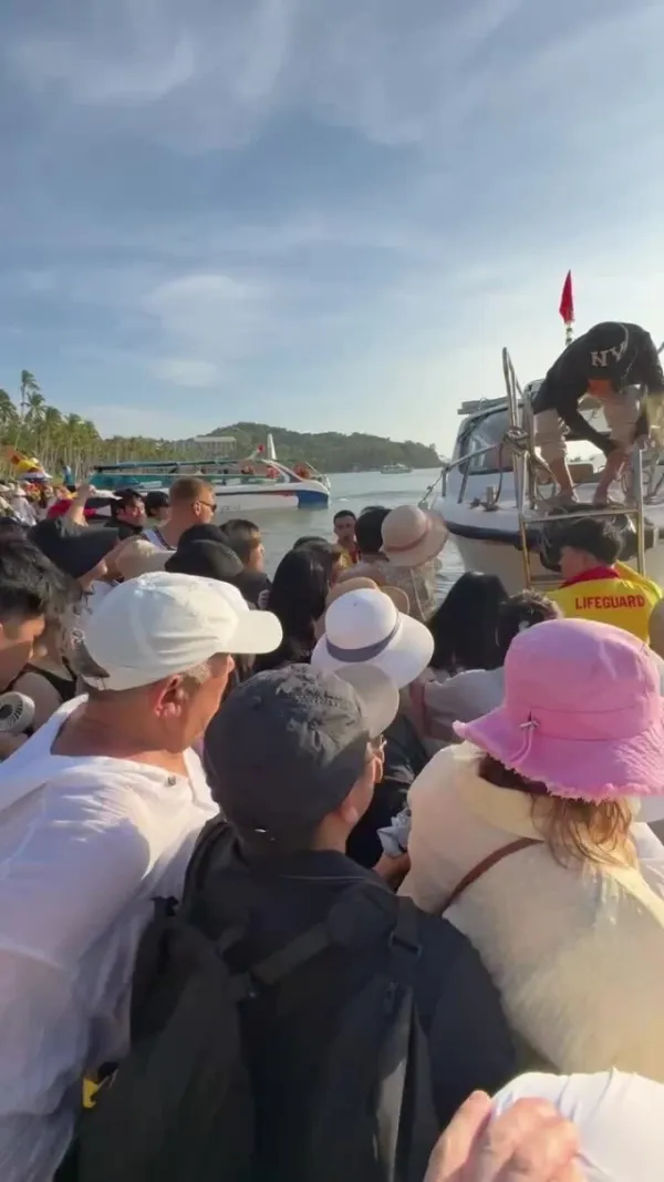 Tourists board canoes to leave Hon Thom island