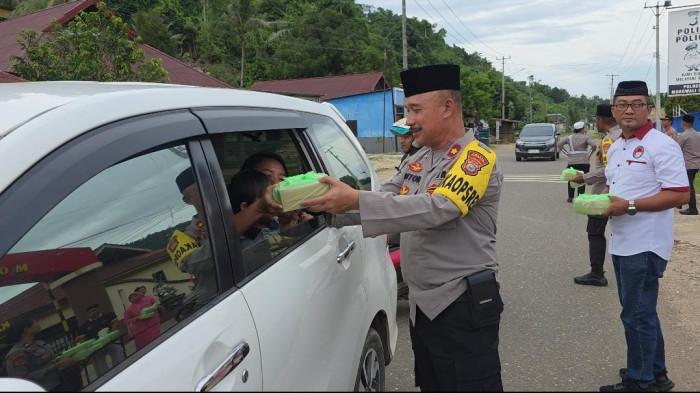 polres morut berbagi takjil