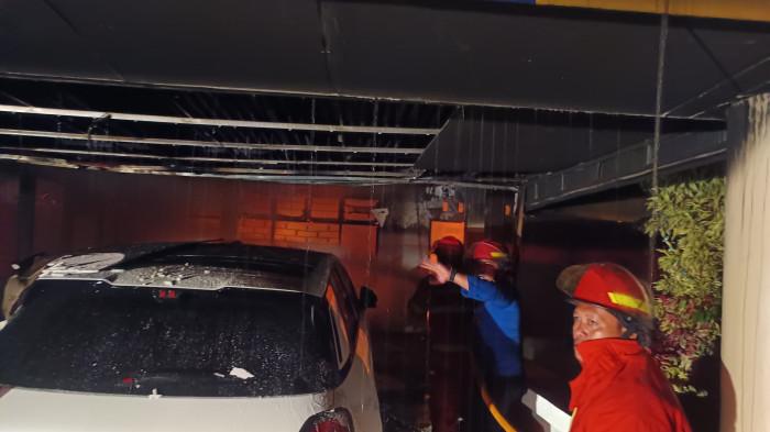 Kebakaran melanda satu unit rumah beserta satu mobil listrik di Lingkungan VI Keluraha