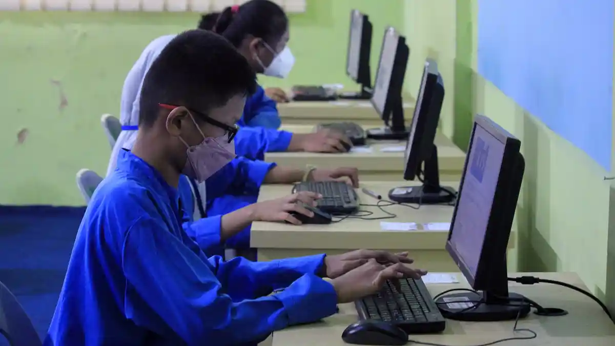 KUNCI JAWABAN BAHASA INGGRIS - Siswa kelas 8 mengikuti Asesmen Nasional Berbasis Komputer (ANBK) di SMP Negeri 10 Batam, Senin (19/9/2022). Simak kunci jawaban Bahasa Inggris Kelas 8 Halaman 256 pada tugas Worksheet 5.7. 