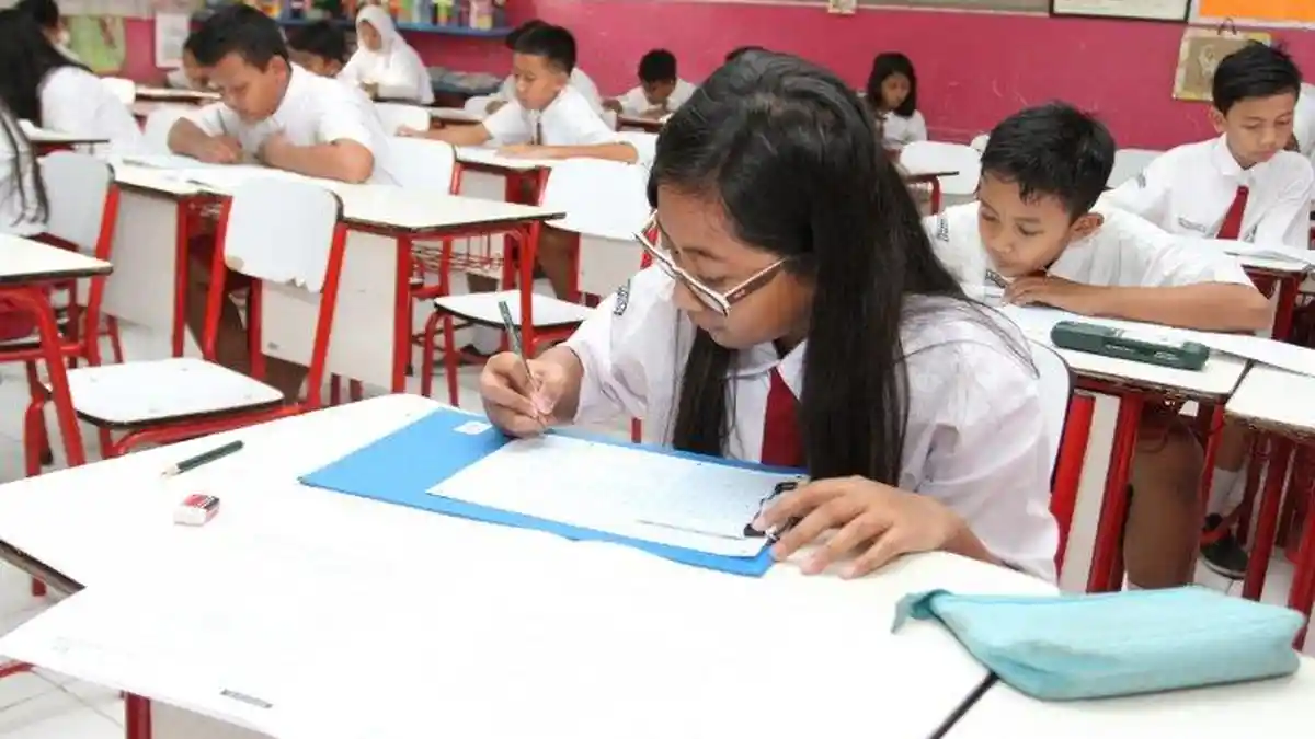 KUNCI JAWABAN BAHASA INDONESIA  - Kepala Dinas Pendidikan dan Kebudayaan Kota Tangerang A Lutfi, meninjau pelaksanaan Ujian Nasional tingkat sekolah dasar di SD Negeri Tangerang 6 & 15, Senin (16/5/2016). Berikut kunci jawaban Bahasa Indonesia kelas 4 halaman 170 dan 171 Kurikulum Merdeka, Menulis. 