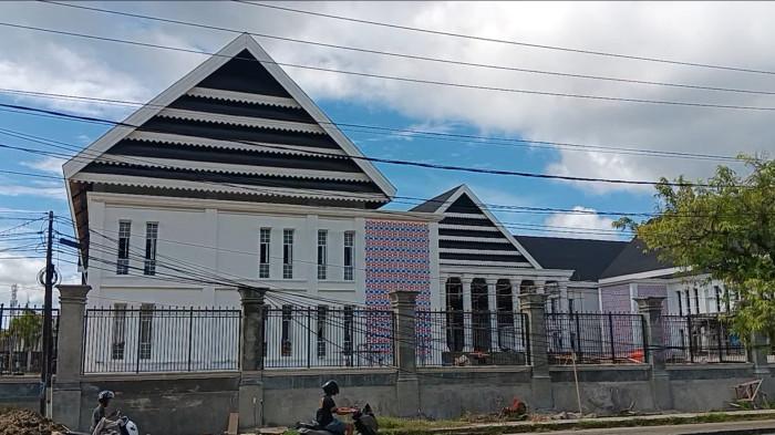 ALAI KOTA - Gedung Balai Kota Mamuju di Jalan Ahmad Kirang, Kelurahan Binanga, Kecamatan Mamuju, Kabupaten Mamuju, Sulawesi Barat, Kamis (4/12/2025).Proyek multi-tahun ini diproyeksikan selesai total pada 2026 sebagai persiapan Mamuju menuju status kota madya.