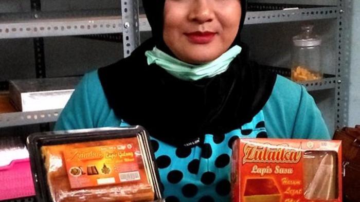 PELAKU UMKM - UMKM Zulaikhah Cake di Pangkalpinang mencatat lonjakan omzet hingga 17 kali lipat saat Ramadan, dengan produksi mencapai 1,5–2 ton kue dan melibatkan hingga 30 pekerja. 