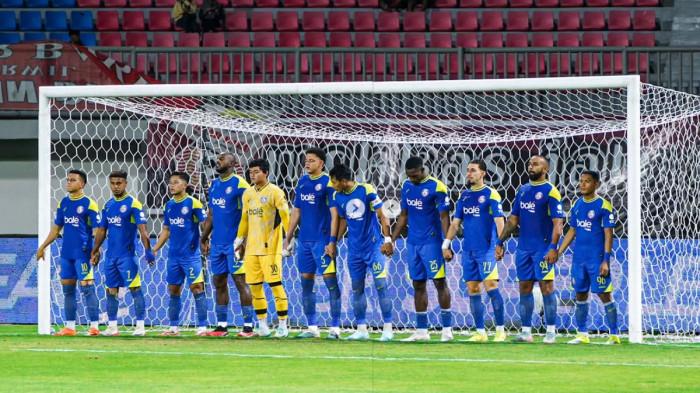 BERITA AREMA FC - Pemain Arema FC saat laga lawan Madura United di Stadion Gelora Ratu Pamellingan Pamekasan, Sabtu (21/2/2026). Berita Arema FC hari ini menyoroti para pemain baru yang langsung menyesuaikan diri dengan tim dan berkontribusi penuh untuk kemenangan.