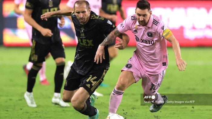 LOS ANGELES, CALIFORNIA - 03 SEPTEMBER: Giorgio Chiellini #14 dari Los Angeles FC bertarung melawan Lionel Messi #10 dari Inter Miami CF selama pertandingan antara MLS di Stadion BMO.