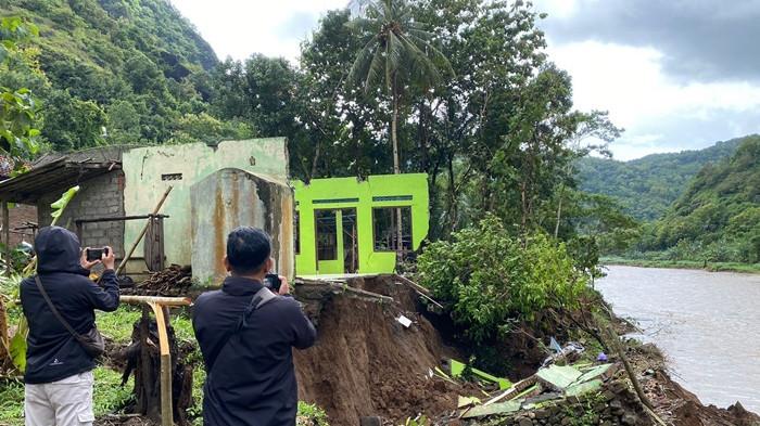 AMBROL - Sejumlah masyarakat meninjau lokasi Musala Adzikri yang ambrol di Padukuhan Wunut, Kalurahan Sriharjo, Kapanewon Imogiri, Kabupaten Bantul, Kamis (26/2/2026).