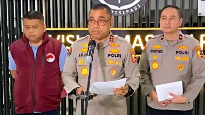 KAPOLRES NARKOBA - Kadiv Humas Polri Irjen Jhonny Eddizon Isir menyampaikan perkembangan kasus narkoba mantan Kapolres Bima Kota AKBP Didik Putra Kuncoro. Tim gabungan terdiri dari Direktorat Tindak Pidana Narkoba Bareskrim Polri dan Direktorat Reserse Narkoba Polda Nusa Tenggara Barat (NTB) dikerahkan untuk menyelidiki kasus AKBP Didik.