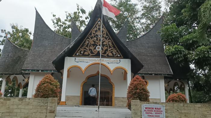 WISATA RELIGI - Makam Tuanku Imam Bonjol yang terletak di Desa Lotta, Kecamatan Pineleng, Kabupaten Minahasa, provinsi Sulut.