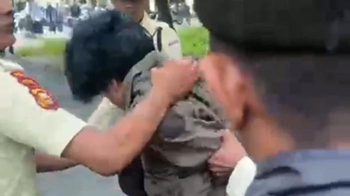 PEMBACOKAN MAHASISWI - Pelaku pembacokan mahasiswi saat diamankan petugas keamanan kampus UIN Suska Riau di Pekanbaru, Kamis (26/2/2026).(KOMPAS.COM/Dok. mahasiswa.)