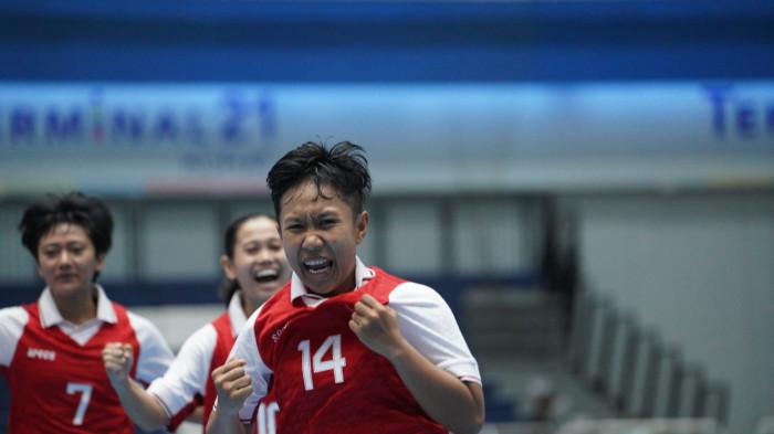 SELEBRASI - Pemain Timnas Futsal Putri Indonesia, Nisma Francida Rusdiana saat melakukan selebrasi usai sukses mencetak gol ke gawang Malaysia pada pertandingan kedua grup A ASEAN Women’s Futsal Championship 2026 di Terminal21 Korat, Thailand,  Rabu (25/2/2026).