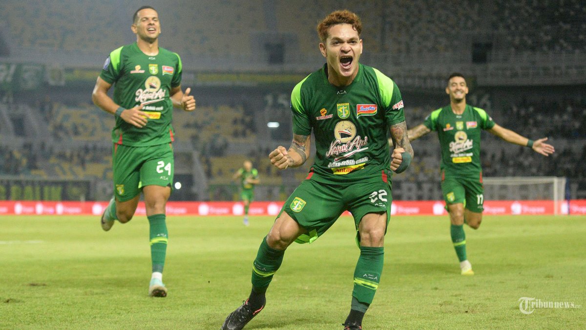 MENANG TIPIS - Pemain Persebaya Gali Freitas (depan) melakukan selebrasi bersama rekan satu tim usai mencetak gol ke gawang PSM Makassar yang dijaga M Reza pada babak pertama pertandingan yang berlangsung di Stadion gelora Bung Tomo (GBT) Surabaya, Rabu (25/2/2026) malam. Pada laga pekan 23 BRI Super League ini pertandingan berakhir dengan kemenangan tuan rumah Persebaya dengan skor akhir 1-0. (SURYA/HABIBUR ROHMAN)
