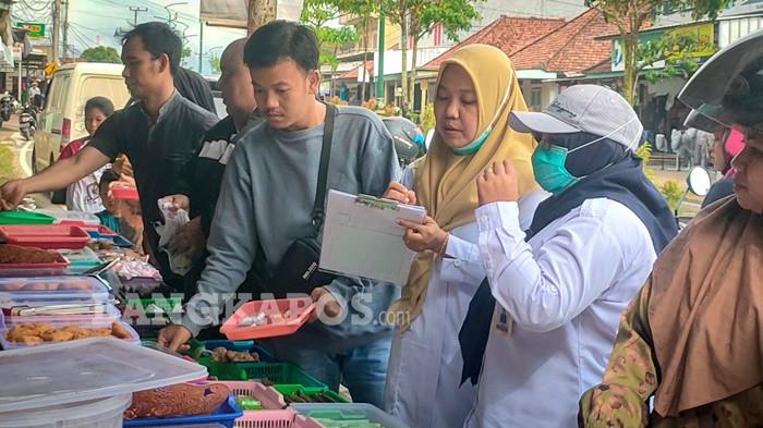 UJI ACAK TAKJIL --  Petugas kesehatan dari Pemerintah Kabupaten Bangka Selatan ketika melakukan pengambilan sampel takjil secara acak di lapak penjualan kawasan Himpang Lima Habang, Kamis (26/2/2026. Sampel kue dan makanan olahan tersebut langsung diuji di lokasi menggunakan test kit untuk mendeteksi kandungan zat berbahaya.