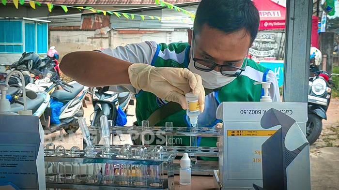 melakukan pemeriksaan sampel takjil secara acak di lapak penjualan kawasan Himpang Lima Habang, Kamis (26/2/2026. Sampel kue dan makanan olahan tersebut langsung diuji di lokasi menggunakan test kit untuk mendeteksi kandungan zat berbahaya.