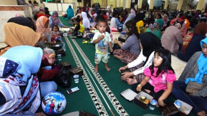 BUKA PUASA - Sejumlah warga berbuka puasa bersama di Mesjid Raya Bandung Provinsi Jawa Barat, Jalan Asia Afrika, Kota Bandung, Selasa (7/5/2019).
