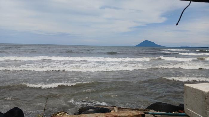 TELUK MANADO - Teluk Manado berombak, Kamis (26/2/2026