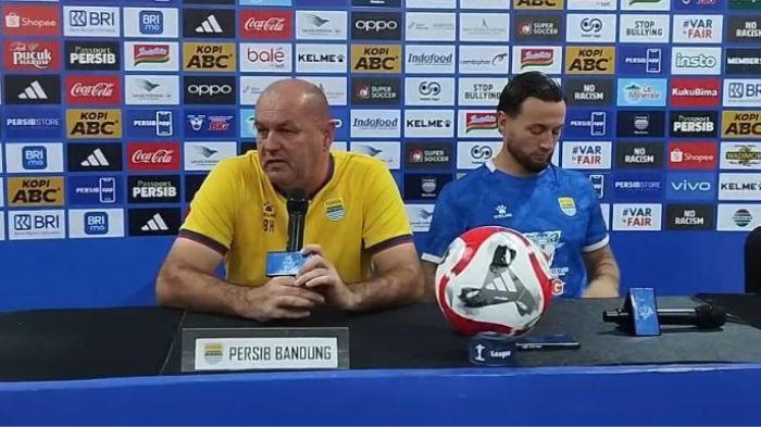 JUMPA PERS - Bojan Hodak dan Marc Klok dalam sesi jumpa pers di Stadion Gelora Bandung Lautan Api (GBLA) pada Sabtu (24/1/2026) menjelang laga Persib Bandung vs PSBS Biak.