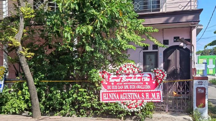 KARANGAN BUNGA - Karangan bunga yang dikirimkan mantan Bupati Indramayu, Nina Agustina kepada satu keluarga yang menjadi korban pembunuhan di Kelurahan Paoman, Kecamatan/Kabupaten Indramayu, Selasa 2 September 2025.