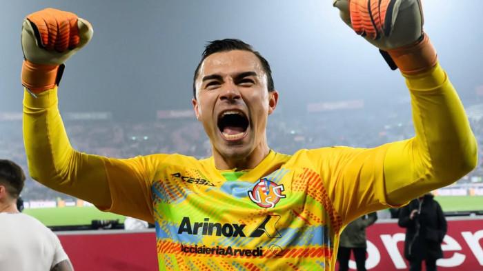 ABROAD EMIL AUDERO - Kiper Timnas Indonesia, Emil Audero, merayakan kemenangan Cremonese atas Bologna skor 1-3 dalam laga pekan ke-13 Liga Italia di Stadio Renato Dall'Ara, Selasa (2/12/2025). (Instagram Cremonese - 2/12/2025)
