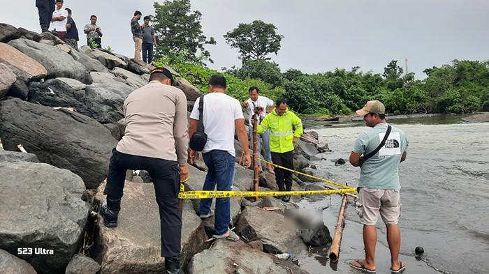 EVAKUASI - Aparat kepolisian melakukan evakuasi terhadap bagian tubuh manusia di Pantai Ketewel, Sukawati, Gianyar, Bali, Kamis 26 Februari 2026.