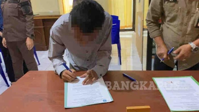 KERJA SOSIAL - Terpidana Junedy (20) saat menandatangai perjanjian kerja sosial dengan Dinsos Kabupaten Bangka, Kamis (26/2/2026). Sebelumnya, Junedy divonis majelis hakim PN Sungailiat dengan pidana kerja sosial.