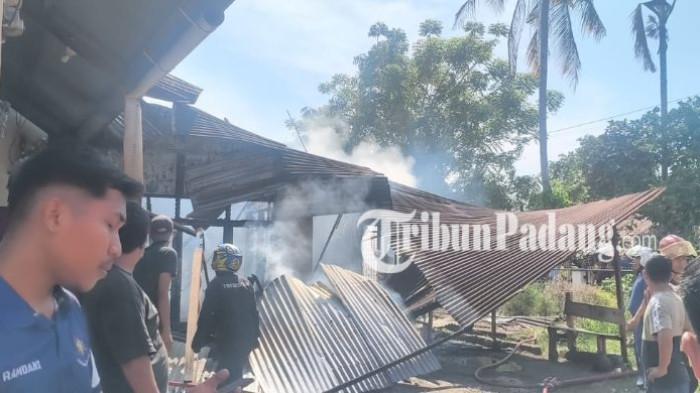 Caption: KEBAKARAN SEBUAH RUMAH - Kondisi rumah di Andalas, Kecamatan Padang Timur, Kota Padang, hangus terbakar pada Rabu (25/2/2026) sekira pukul 09:30 WIB. Tampak juga masyarakat sangat ramai menyaksikan pemadaman yang dilangsungkan oleh Damkar Kota Padang.