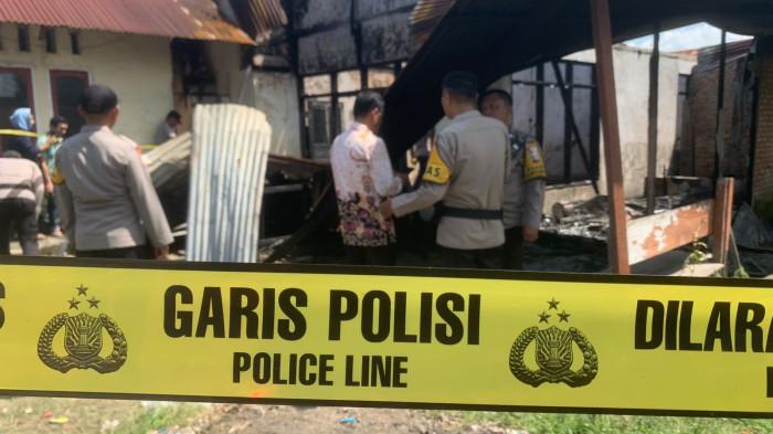 KEBAKARAN DI PADANG- Petugas kepolisian berada di lokasi kebakaran rumah dan kontrakan di Jalan Andalas Timur, Rt 01/Rw 05, Kelurahan Andalas, Kecamatan Padang Timur, Kota Padang, Rabu (25/2/2026).