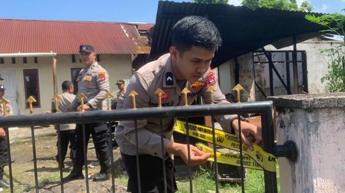 KEBAKARAN DI PADANG- Petugas kepolisian memasang garis polisi di lokasi kebakaran rumah dan kontrakan di Andalas, Kecamatan Padang Timur, Kota Padang, Rabu (25/2/2026) siang.