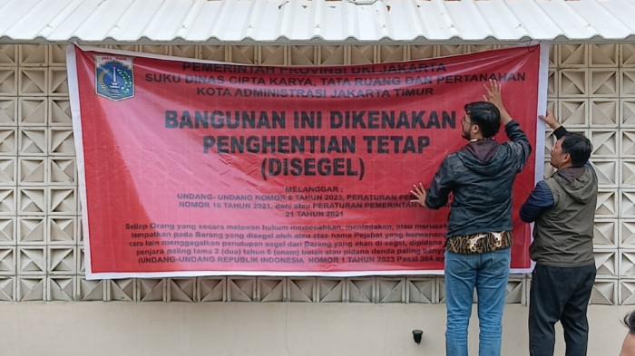 LAPANGAN PADEL DISEGEL - Proses penyegelan lapangan padel di kawasan Pulomas, RT 05/RW 13, Kayu Putih, Pulogadung, Kamis (26/2/2026).