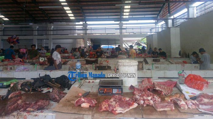 HARGA DAGING - Aktivitas jual beli daging di Pasar Airmadidi, Minahasa Utara, Kamis (26/2/2026). Harga Daging Babi hingga Daging Ekstrem stabil.