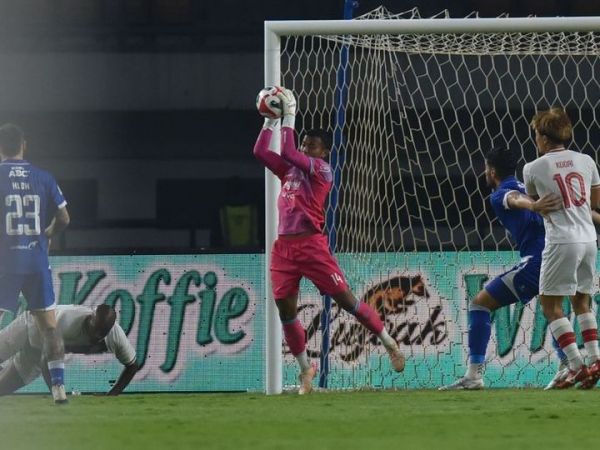 Aksi kiper Persib Bandung, Teja Paku Alam, saat pertandingan melawan Persis Solo, Senin (27/10/2025).