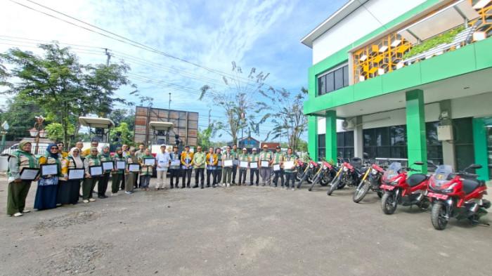 Bupati Tabalong, HM Noor Rifani, bersama penyuluh pertanian 2