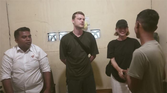 DUGAAN PUNGLI- Dua warga negara asing (tengah) berada di Mapolsek Padang Barat usai melaporkan dugaan pungutan liar yang terjadi di kawasan Jalan Samudera, Kelurahan Purus, Kecamatan Padang Barat, Kota Padang, Senin (23/2/2026). Seorang pria terduga pelaku telah diamankan dan kasus tersebut diselesaikan secara kekeluargaan.