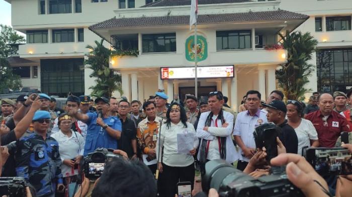 REVISI EDARAN PEMKO - Perwakilan peserta aksi penolakan SE terkait aturan pedagang daging yang dikeluarkan Pemko Medan, memberikan kabar terkait hasil pertemuan dengan Pemko Medan, Kamis (26/2/2026). Pertemuan yang berlangsung alot itu, Pemko Medan sepakat akan melakukan revisi ulang edaran yang sempat menjadi perbincangan di tengah masyarakat.