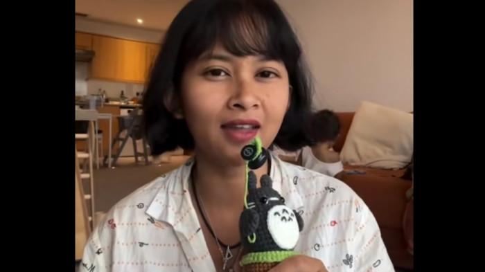 REKAM JEJAK- Dwi Sasetyaningtyas ternyata bukan kali ini saja membuat kontroversi. Ia pernah bersiteru dengan artis Sarah Sechan tepat dua bulan lalu pada Desember