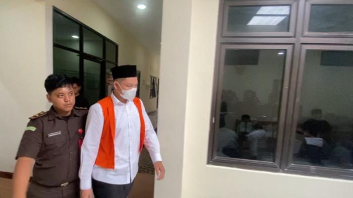 DIGIRING - Chiko Raditya Agung Putra, terdakwa kasus konten pornografi berbasis AI wajah alumni SMA Negeri 11 Semarang digiring dari ruang tahanan menuju persidangan di PN Semarang, Kamis (26/2/2026) sore. Sidang yang seharusnya beragenda pembacaan putusan itu akhirnya ditunda hingga pekan depan karena satu anggota majelis hakim sakit.